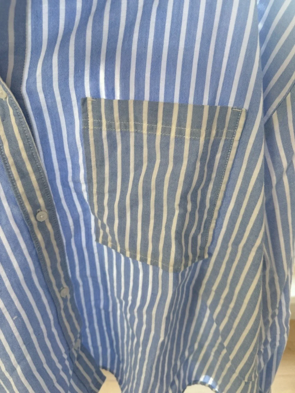 Old Navy Blue and White Vertical Stripe Cropped Button-Down Shirt - Picture 5 of 7